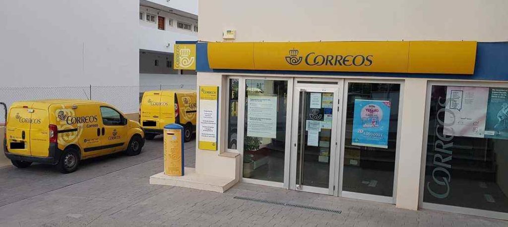 Correos-Peguera-Haupteingang-Postautos-Briefkasten