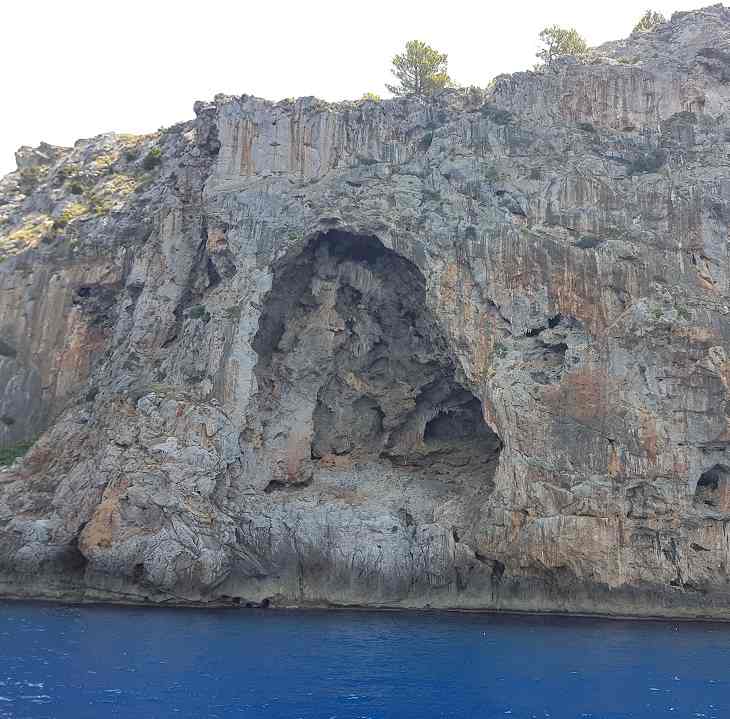 Felshoehle-in-der-Serra-de-Tramuntana-vom-Ausflugsschiff-Mallorca