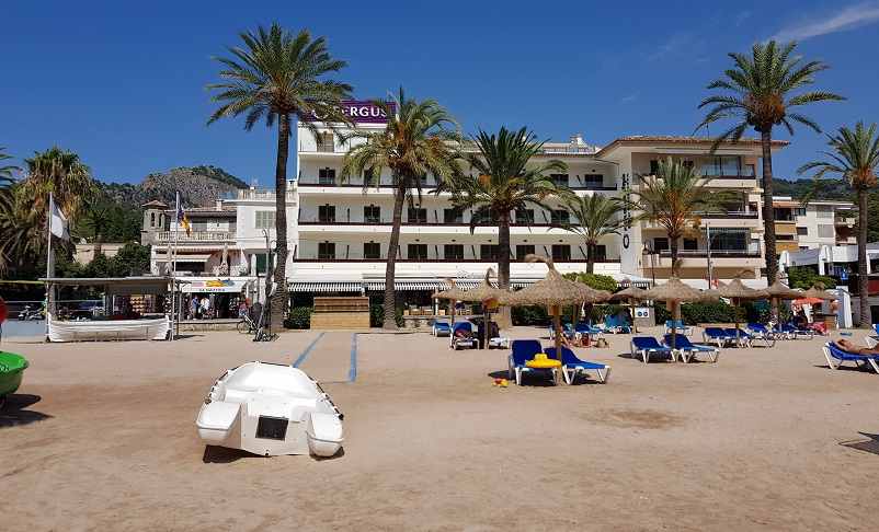 Fergus-Hotel-Port-de-Soller-vom-Strand-Playa-Soller
