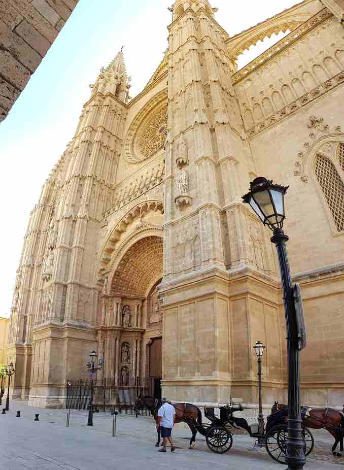 Catedral-de-Mallorca-Kathedrale-Eingang-mit-Kutsche-Pferd-und-Laterne