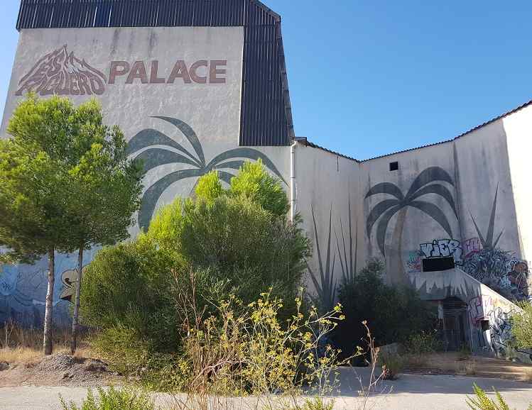 Es-Foguero-Palace-Aussen-Logo-Palma-Fassade-Eingang-Alcudia-Mallorca