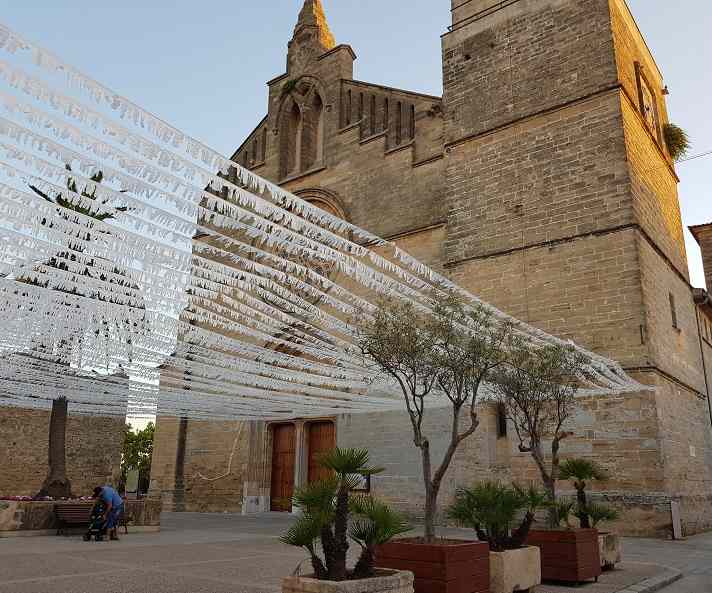 Esglesia-de-Sant-Jaume-d-Alcudia-Kirche-Ausstellung-Eingang-von-vorne