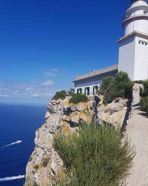 Leuchturm-Cap-de-Formentor-noerdlichster-Punkt-Mallorca-mit-Abgrund-Meer-Yachten