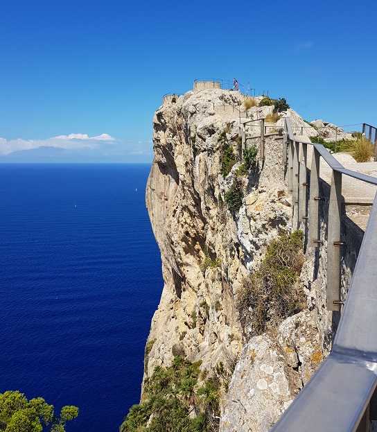 Mallorca Sehenswuerdigkeiten-Es-Colomer-Blick-entlang-Weg-und-Felswand