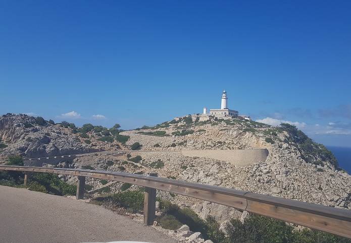 Mallorca Sehenswuerdigkeiten-Far-de-Formentor-Leuchtturm-vom-Auto-gesehen