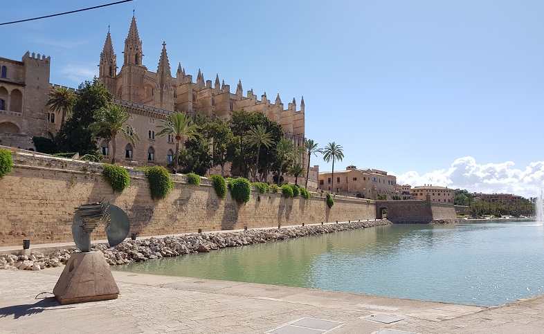 Mallorca Sehenswuerdigkeiten-Kathedrale-von-Palma-Parc-de-la-mar-Parkanlage-See