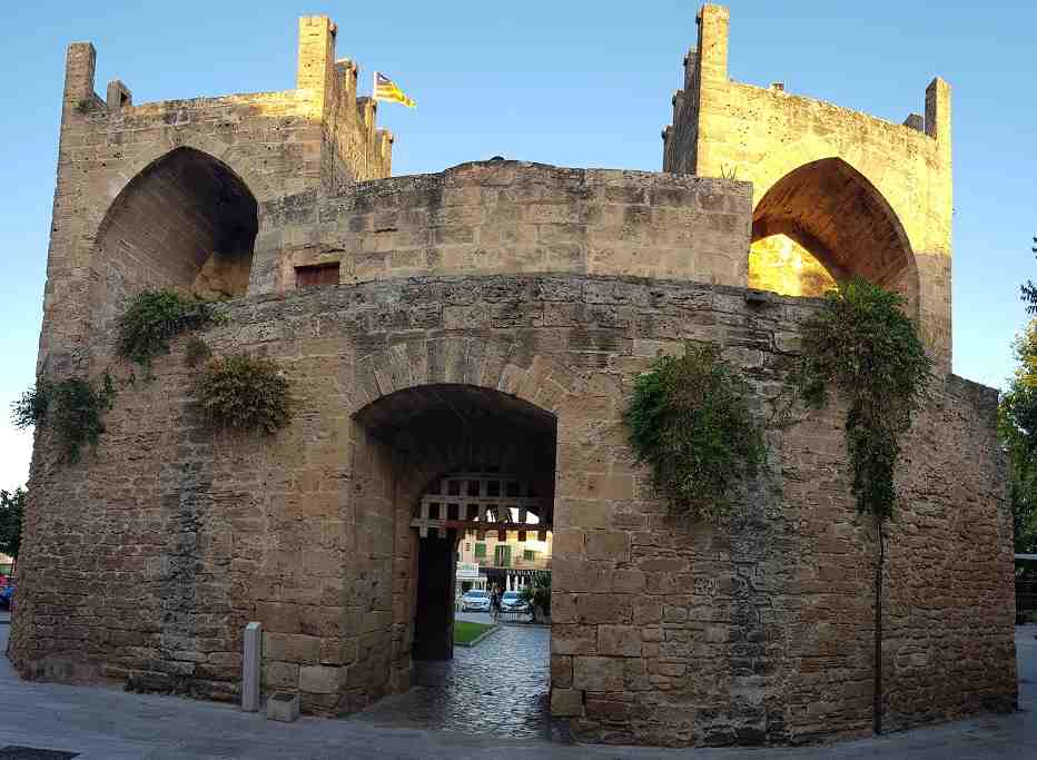 Porta-del-Moll-Alcudia-Mallorca-Stadttor-Befestigung-Abendsonne