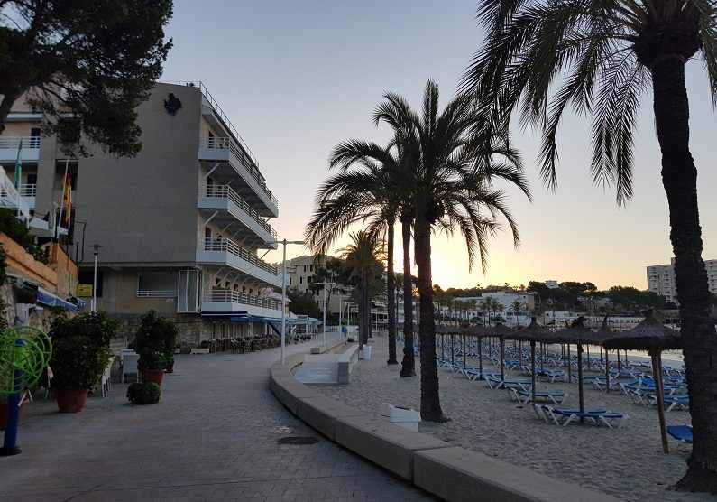 Blick-auf-die-Strandpromenade-Paguera-Palmira-Strand-und-Hotel-Carabela