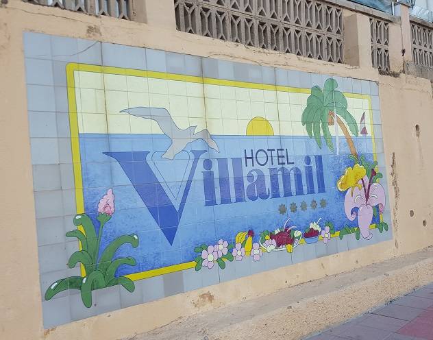 Verziertes-Schild-des-5-Sterne-Hotel-Villamil