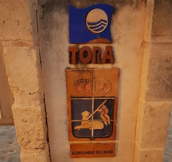 Verziertes-Schild-des-Playa-Tora-Paguera