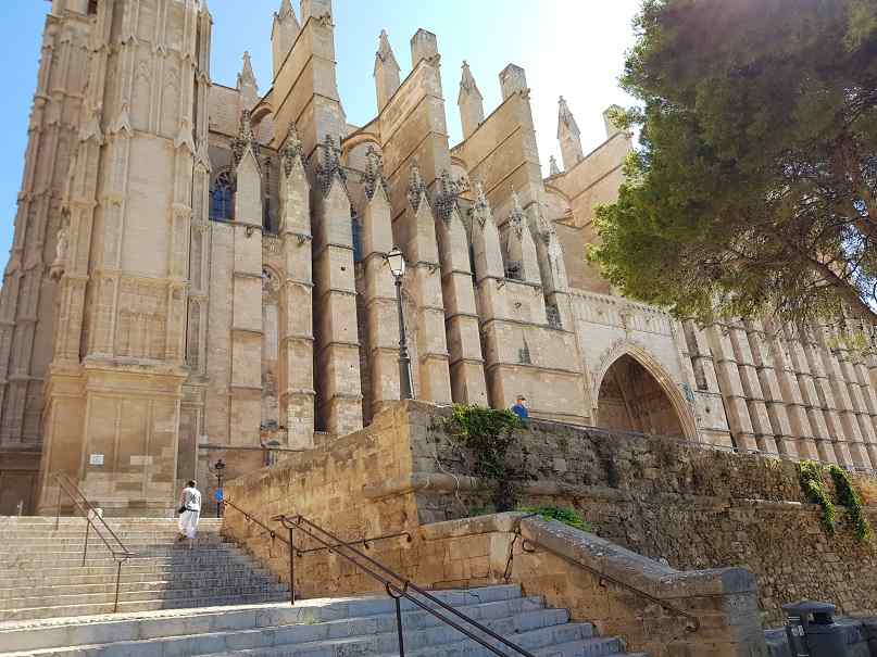 Aufgang-zur-Kathedrale-La-Seu