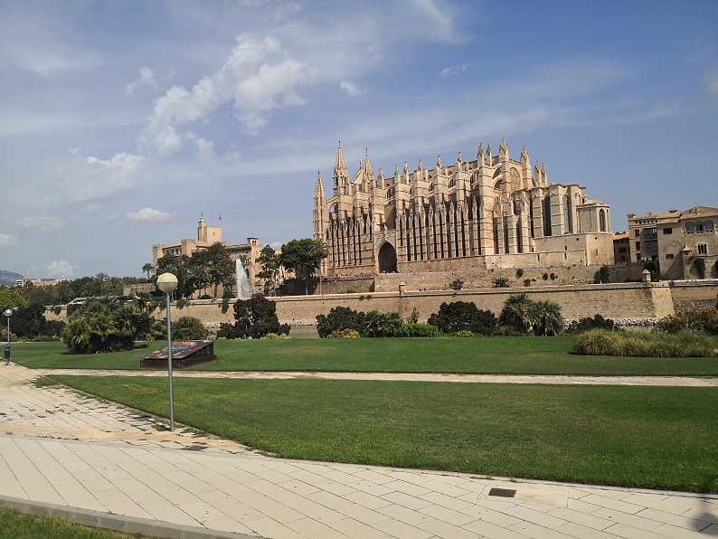 Kathedrale-Palma-vom-City-Sight-Seeing-Hop-On-Hop-Off-Bus