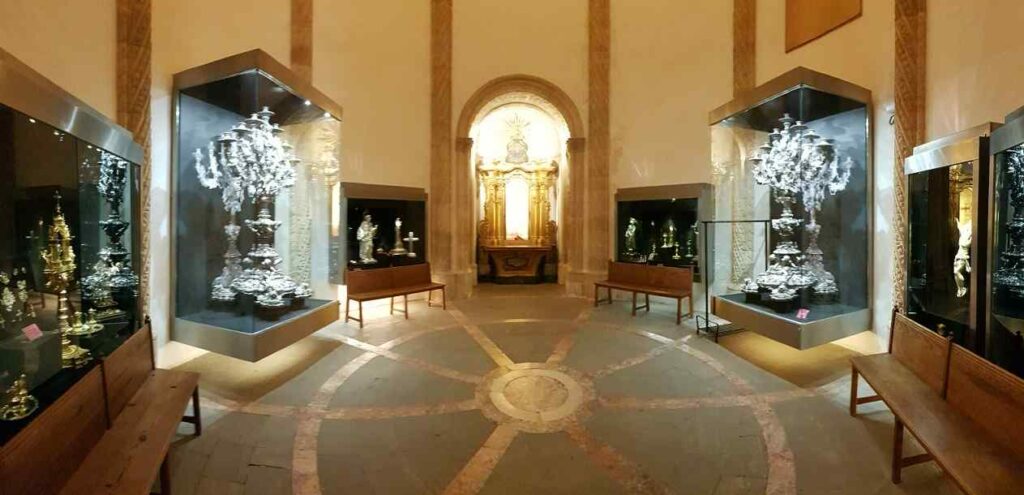 Museum-Vitrinen-Kathedrale