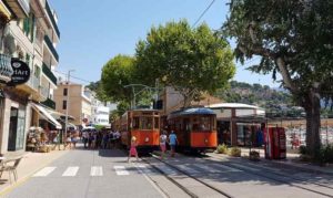 Inselrundfahrt-Mallorca-Soller-Bahn-im-Port-de-Soller