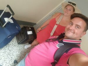 glueckliche-urlauber-mit-koffer-und-trolli
