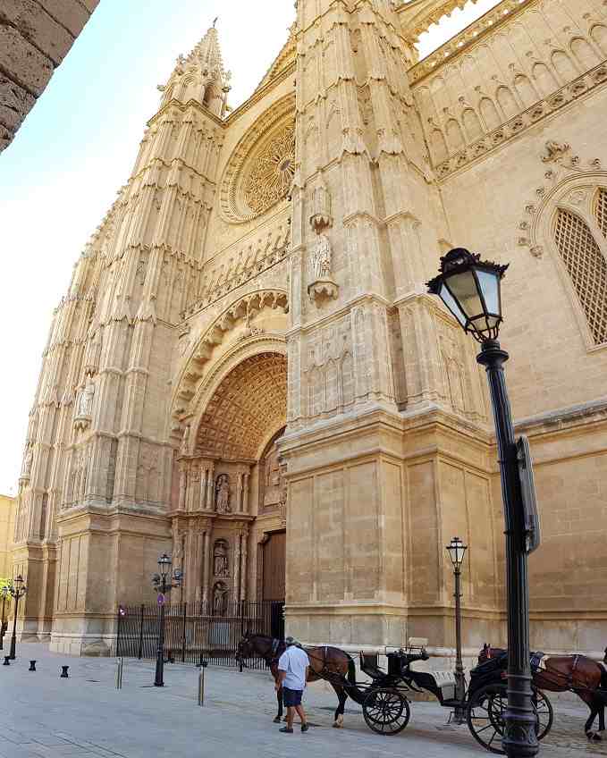 Haupteingang-Kathedrale-von-Palma-de-Mallorca