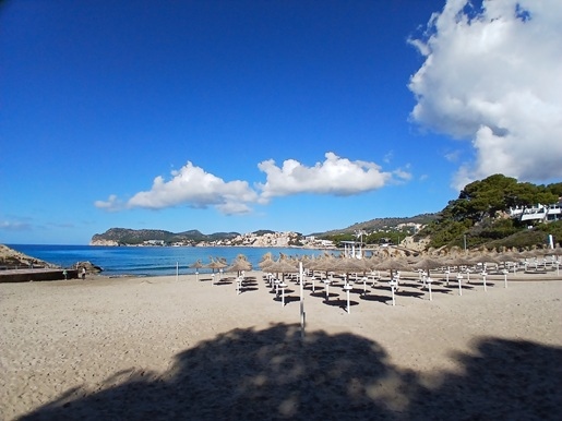 strand-im-fruehling-auf-mallorca-ohne-liegen